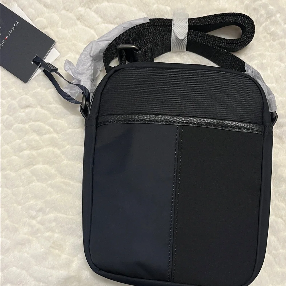 Tommy Hilfiger Lightweight Classic Black Messenger Bag - Picture 5 of 6